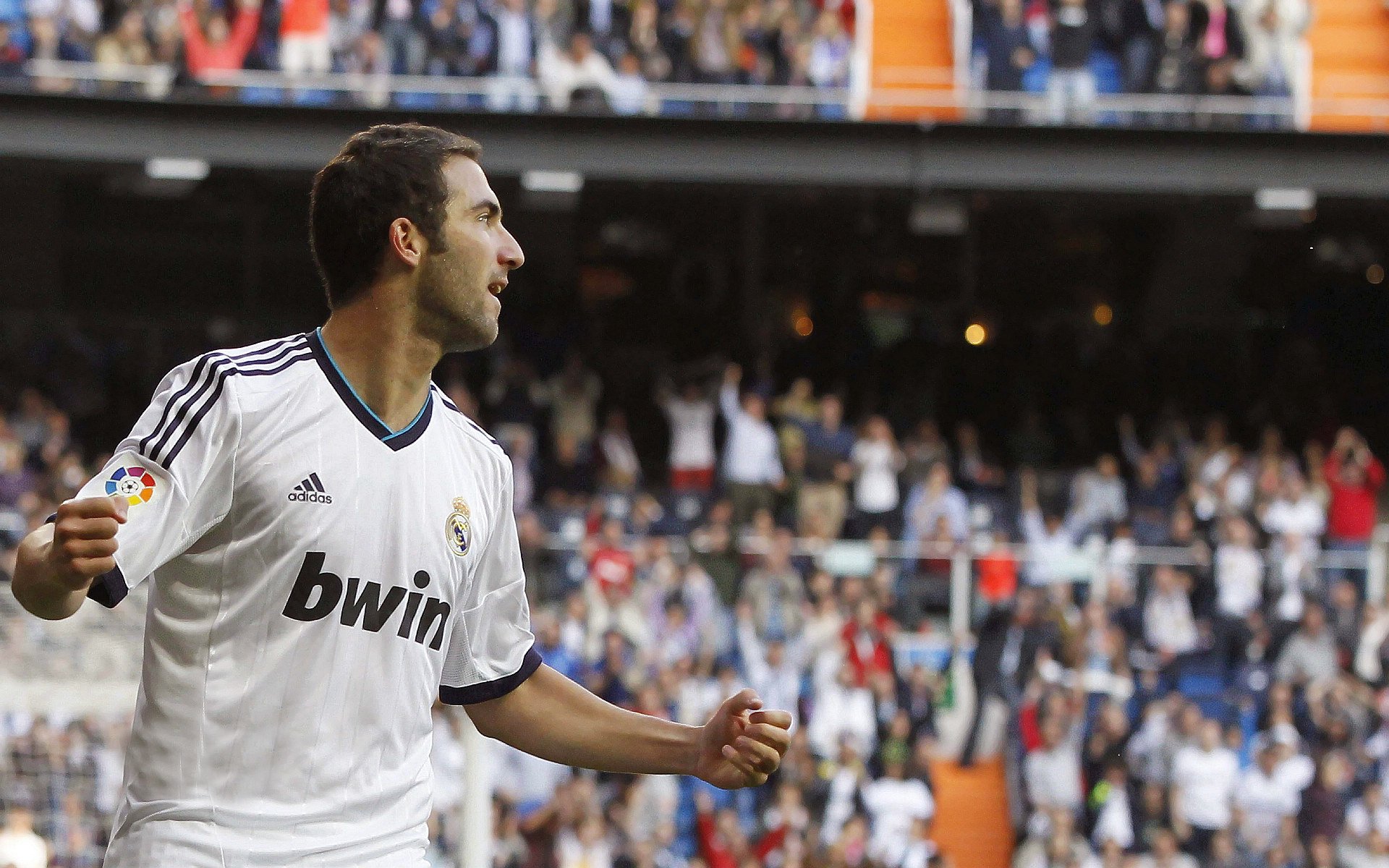 库里支持小球员参赛鼓励敢打敢拼，库里鼓励队友